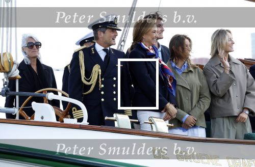 Amsterdam 24 augustus 202
Prins Maurits en Prinses MarilÃ¨ne hebben drie kinderen: Anna (geboren in 2001), Lucas (geboren in 2002), en Felicia (geboren in 2005). Hun volledige achternaam is Van Lippe-Biesterfeld van Vollenhoven . Prins Maurits neemt met zijn gezin de Vlootschouw af tijdens de laatste dag van Sail. Ze varen met de Groene Draeck.