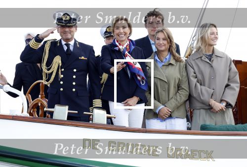 Amsterdam 24 augustus 202
Prins Maurits en Prinses MarilÃ¨ne hebben drie kinderen: Anna (geboren in 2001), Lucas (geboren in 2002), en Felicia (geboren in 2005). Hun volledige achternaam is Van Lippe-Biesterfeld van Vollenhoven . Prins Maurits neemt met zijn gezin de Vlootschouw af tijdens de laatste dag van Sail. Ze varen met de Groene Draeck.