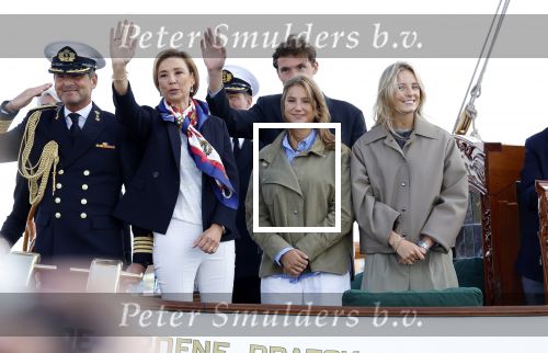 Amsterdam 24 augustus 202
Prins Maurits en Prinses MarilÃ¨ne hebben drie kinderen: Anna (geboren in 2001), Lucas (geboren in 2002), en Felicia (geboren in 2005). Hun volledige achternaam is Van Lippe-Biesterfeld van Vollenhoven . Prins Maurits neemt met zijn gezin de Vlootschouw af tijdens de laatste dag van Sail. Ze varen met de Groene Draeck.