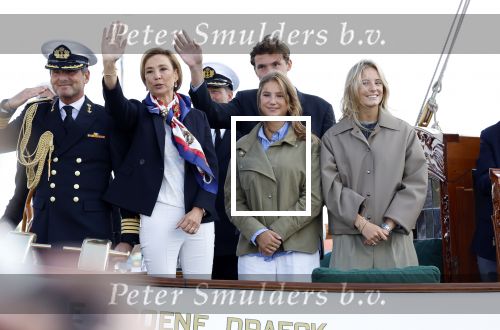 Amsterdam 24 augustus 202
Prins Maurits en Prinses MarilÃ¨ne hebben drie kinderen: Anna (geboren in 2001), Lucas (geboren in 2002), en Felicia (geboren in 2005). Hun volledige achternaam is Van Lippe-Biesterfeld van Vollenhoven . Prins Maurits neemt met zijn gezin de Vlootschouw af tijdens de laatste dag van Sail. Ze varen met de Groene Draeck.