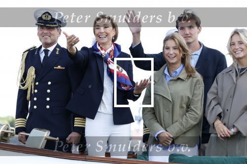 Amsterdam 24 augustus 202
Prins Maurits en Prinses MarilÃ¨ne hebben drie kinderen: Anna (geboren in 2001), Lucas (geboren in 2002), en Felicia (geboren in 2005). Hun volledige achternaam is Van Lippe-Biesterfeld van Vollenhoven . Prins Maurits neemt met zijn gezin de Vlootschouw af tijdens de laatste dag van Sail. Ze varen met de Groene Draeck.