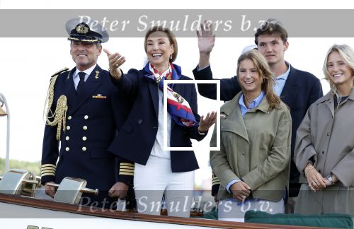 Amsterdam 24 augustus 202
Prins Maurits en Prinses MarilÃ¨ne hebben drie kinderen: Anna (geboren in 2001), Lucas (geboren in 2002), en Felicia (geboren in 2005). Hun volledige achternaam is Van Lippe-Biesterfeld van Vollenhoven . Prins Maurits neemt met zijn gezin de Vlootschouw af tijdens de laatste dag van Sail. Ze varen met de Groene Draeck.