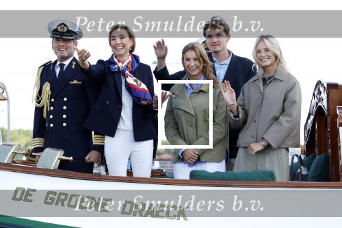 Amsterdam 24 augustus 202
Prins Maurits en Prinses MarilÃ¨ne hebben drie kinderen: Anna (geboren in 2001), Lucas (geboren in 2002), en Felicia (geboren in 2005). Hun volledige achternaam is Van Lippe-Biesterfeld van Vollenhoven . Prins Maurits neemt met zijn gezin de Vlootschouw af tijdens de laatste dag van Sail. Ze varen met de Groene Draeck.