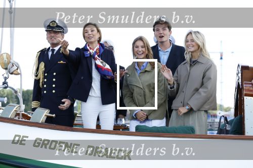 Amsterdam 24 augustus 202
Prins Maurits en Prinses MarilÃ¨ne hebben drie kinderen: Anna (geboren in 2001), Lucas (geboren in 2002), en Felicia (geboren in 2005). Hun volledige achternaam is Van Lippe-Biesterfeld van Vollenhoven . Prins Maurits neemt met zijn gezin de Vlootschouw af tijdens de laatste dag van Sail. Ze varen met de Groene Draeck.