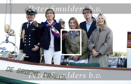 Amsterdam 24 augustus 202
Prins Maurits en Prinses MarilÃ¨ne hebben drie kinderen: Anna (geboren in 2001), Lucas (geboren in 2002), en Felicia (geboren in 2005). Hun volledige achternaam is Van Lippe-Biesterfeld van Vollenhoven . Prins Maurits neemt met zijn gezin de Vlootschouw af tijdens de laatste dag van Sail. Ze varen met de Groene Draeck.