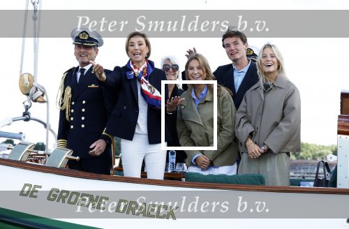 Amsterdam 24 augustus 202
Prins Maurits en Prinses MarilÃ¨ne hebben drie kinderen: Anna (geboren in 2001), Lucas (geboren in 2002), en Felicia (geboren in 2005). Hun volledige achternaam is Van Lippe-Biesterfeld van Vollenhoven . Prins Maurits neemt met zijn gezin de Vlootschouw af tijdens de laatste dag van Sail. Ze varen met de Groene Draeck.