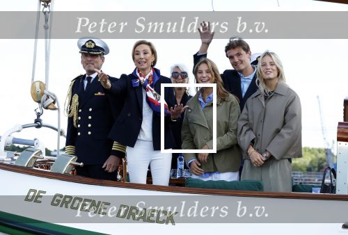Amsterdam 24 augustus 202
Prins Maurits en Prinses MarilÃ¨ne hebben drie kinderen: Anna (geboren in 2001), Lucas (geboren in 2002), en Felicia (geboren in 2005). Hun volledige achternaam is Van Lippe-Biesterfeld van Vollenhoven . Prins Maurits neemt met zijn gezin de Vlootschouw af tijdens de laatste dag van Sail. Ze varen met de Groene Draeck.