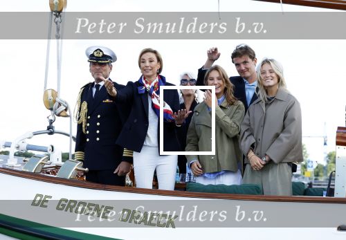 Amsterdam 24 augustus 202
Prins Maurits en Prinses MarilÃ¨ne hebben drie kinderen: Anna (geboren in 2001), Lucas (geboren in 2002), en Felicia (geboren in 2005). Hun volledige achternaam is Van Lippe-Biesterfeld van Vollenhoven . Prins Maurits neemt met zijn gezin de Vlootschouw af tijdens de laatste dag van Sail. Ze varen met de Groene Draeck.