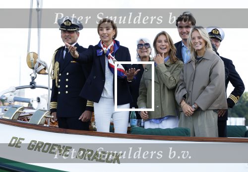 Amsterdam 24 augustus 202
Prins Maurits en Prinses MarilÃ¨ne hebben drie kinderen: Anna (geboren in 2001), Lucas (geboren in 2002), en Felicia (geboren in 2005). Hun volledige achternaam is Van Lippe-Biesterfeld van Vollenhoven . Prins Maurits neemt met zijn gezin de Vlootschouw af tijdens de laatste dag van Sail. Ze varen met de Groene Draeck.
