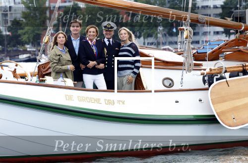 Amsterdam 24 augustus 202
Prins Maurits en Prinses MarilÃ¨ne hebben drie kinderen: Anna (geboren in 2001), Lucas (geboren in 2002), en Felicia (geboren in 2005). Hun volledige achternaam is Van Lippe-Biesterfeld van Vollenhoven . Prins Maurits neemt met zijn gezin de Vlootschouw af tijdens de laatste dag van Sail. Ze varen met de Groene Draeck.