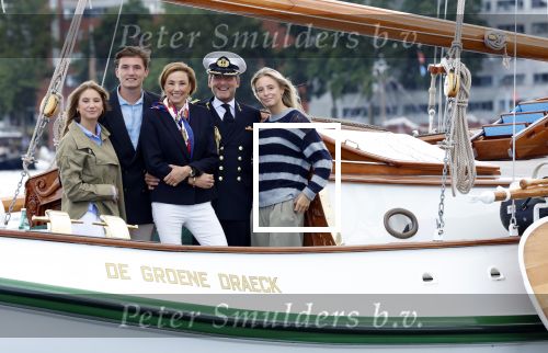 Amsterdam 24 augustus 202
Prins Maurits en Prinses MarilÃ¨ne hebben drie kinderen: Anna (geboren in 2001), Lucas (geboren in 2002), en Felicia (geboren in 2005). Hun volledige achternaam is Van Lippe-Biesterfeld van Vollenhoven . Prins Maurits neemt met zijn gezin de Vlootschouw af tijdens de laatste dag van Sail. Ze varen met de Groene Draeck.