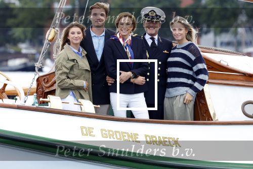 Amsterdam 24 augustus 202
Prins Maurits en Prinses MarilÃ¨ne hebben drie kinderen: Anna (geboren in 2001), Lucas (geboren in 2002), en Felicia (geboren in 2005). Hun volledige achternaam is Van Lippe-Biesterfeld van Vollenhoven . Prins Maurits neemt met zijn gezin de Vlootschouw af tijdens de laatste dag van Sail. Ze varen met de Groene Draeck.