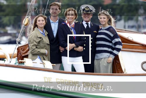 Amsterdam 24 augustus 202
Prins Maurits en Prinses MarilÃ¨ne hebben drie kinderen: Anna (geboren in 2001), Lucas (geboren in 2002), en Felicia (geboren in 2005). Hun volledige achternaam is Van Lippe-Biesterfeld van Vollenhoven . Prins Maurits neemt met zijn gezin de Vlootschouw af tijdens de laatste dag van Sail. Ze varen met de Groene Draeck.