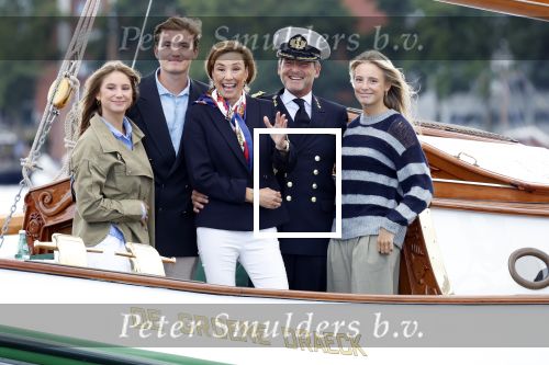Amsterdam 24 augustus 202
Prins Maurits en Prinses MarilÃ¨ne hebben drie kinderen: Anna (geboren in 2001), Lucas (geboren in 2002), en Felicia (geboren in 2005). Hun volledige achternaam is Van Lippe-Biesterfeld van Vollenhoven . Prins Maurits neemt met zijn gezin de Vlootschouw af tijdens de laatste dag van Sail. Ze varen met de Groene Draeck.