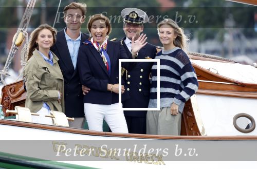 Amsterdam 24 augustus 202
Prins Maurits en Prinses MarilÃ¨ne hebben drie kinderen: Anna (geboren in 2001), Lucas (geboren in 2002), en Felicia (geboren in 2005). Hun volledige achternaam is Van Lippe-Biesterfeld van Vollenhoven . Prins Maurits neemt met zijn gezin de Vlootschouw af tijdens de laatste dag van Sail. Ze varen met de Groene Draeck.