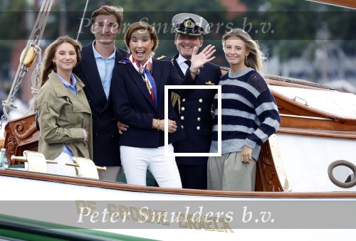Amsterdam 24 augustus 202
Prins Maurits en Prinses MarilÃ¨ne hebben drie kinderen: Anna (geboren in 2001), Lucas (geboren in 2002), en Felicia (geboren in 2005). Hun volledige achternaam is Van Lippe-Biesterfeld van Vollenhoven . Prins Maurits neemt met zijn gezin de Vlootschouw af tijdens de laatste dag van Sail. Ze varen met de Groene Draeck.