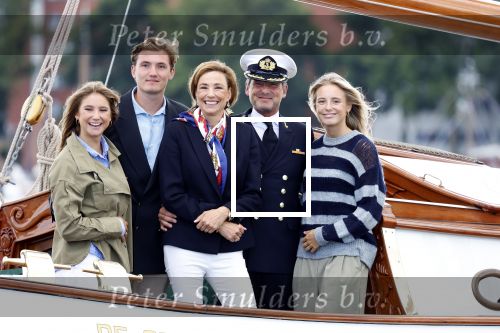 Amsterdam 24 augustus 202
Prins Maurits en Prinses MarilÃ¨ne hebben drie kinderen: Anna (geboren in 2001), Lucas (geboren in 2002), en Felicia (geboren in 2005). Hun volledige achternaam is Van Lippe-Biesterfeld van Vollenhoven . Prins Maurits neemt met zijn gezin de Vlootschouw af tijdens de laatste dag van Sail. Ze varen met de Groene Draeck.