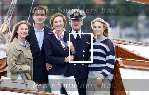 Amsterdam 24 augustus 202
Prins Maurits en Prinses MarilÃ¨ne hebben drie kinderen: Anna (geboren in 2001), Lucas (geboren in 2002), en Felicia (geboren in 2005). Hun volledige achternaam is Van Lippe-Biesterfeld van Vollenhoven . Prins Maurits neemt met zijn gezin de Vlootschouw af tijdens de laatste dag van Sail. Ze varen met de Groene Draeck.