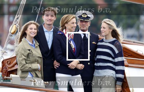 Amsterdam 24 augustus 202
Prins Maurits en Prinses MarilÃ¨ne hebben drie kinderen: Anna (geboren in 2001), Lucas (geboren in 2002), en Felicia (geboren in 2005). Hun volledige achternaam is Van Lippe-Biesterfeld van Vollenhoven . Prins Maurits neemt met zijn gezin de Vlootschouw af tijdens de laatste dag van Sail. Ze varen met de Groene Draeck.