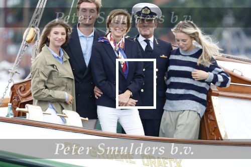 Amsterdam 24 augustus 202
Prins Maurits en Prinses MarilÃ¨ne hebben drie kinderen: Anna (geboren in 2001), Lucas (geboren in 2002), en Felicia (geboren in 2005). Hun volledige achternaam is Van Lippe-Biesterfeld van Vollenhoven . Prins Maurits neemt met zijn gezin de Vlootschouw af tijdens de laatste dag van Sail. Ze varen met de Groene Draeck.