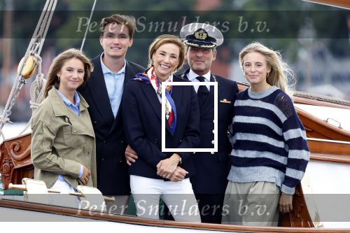Amsterdam 24 augustus 202
Prins Maurits en Prinses MarilÃ¨ne hebben drie kinderen: Anna (geboren in 2001), Lucas (geboren in 2002), en Felicia (geboren in 2005). Hun volledige achternaam is Van Lippe-Biesterfeld van Vollenhoven . Prins Maurits neemt met zijn gezin de Vlootschouw af tijdens de laatste dag van Sail. Ze varen met de Groene Draeck.