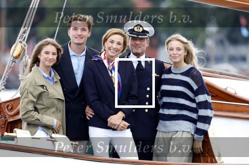 Amsterdam 24 augustus 202
Prins Maurits en Prinses MarilÃ¨ne hebben drie kinderen: Anna (geboren in 2001), Lucas (geboren in 2002), en Felicia (geboren in 2005). Hun volledige achternaam is Van Lippe-Biesterfeld van Vollenhoven . Prins Maurits neemt met zijn gezin de Vlootschouw af tijdens de laatste dag van Sail. Ze varen met de Groene Draeck.