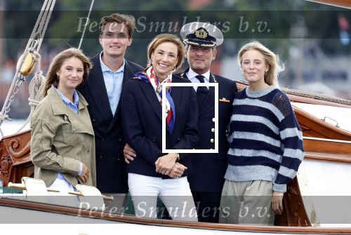 Amsterdam 24 augustus 202
Prins Maurits en Prinses MarilÃ¨ne hebben drie kinderen: Anna (geboren in 2001), Lucas (geboren in 2002), en Felicia (geboren in 2005). Hun volledige achternaam is Van Lippe-Biesterfeld van Vollenhoven . Prins Maurits neemt met zijn gezin de Vlootschouw af tijdens de laatste dag van Sail. Ze varen met de Groene Draeck.