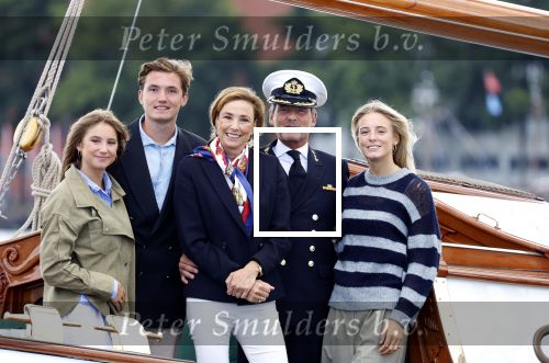 Amsterdam 24 augustus 202
Prins Maurits en Prinses MarilÃ¨ne hebben drie kinderen: Anna (geboren in 2001), Lucas (geboren in 2002), en Felicia (geboren in 2005). Hun volledige achternaam is Van Lippe-Biesterfeld van Vollenhoven . Prins Maurits neemt met zijn gezin de Vlootschouw af tijdens de laatste dag van Sail. Ze varen met de Groene Draeck.