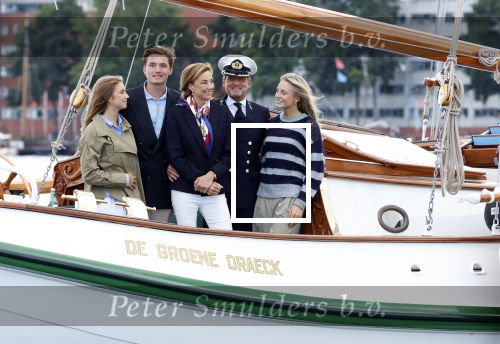 Amsterdam 24 augustus 202
Prins Maurits en Prinses MarilÃ¨ne hebben drie kinderen: Anna (geboren in 2001), Lucas (geboren in 2002), en Felicia (geboren in 2005). Hun volledige achternaam is Van Lippe-Biesterfeld van Vollenhoven . Prins Maurits neemt met zijn gezin de Vlootschouw af tijdens de laatste dag van Sail. Ze varen met de Groene Draeck.