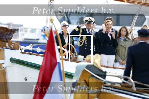 Amsterdam 24 augustus 202
Prins Maurits en Prinses MarilÃ¨ne hebben drie kinderen: Anna (geboren in 2001), Lucas (geboren in 2002), en Felicia (geboren in 2005). Hun volledige achternaam is Van Lippe-Biesterfeld van Vollenhoven . Prins Maurits neemt met zijn gezin de Vlootschouw af tijdens de laatste dag van Sail. Ze varen met de Groene Draeck.