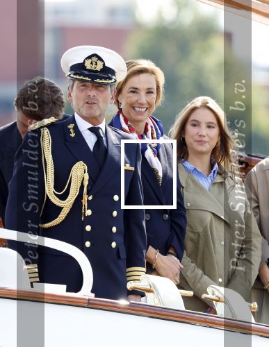 Amsterdam 24 augustus 202
Prins Maurits en Prinses MarilÃ¨ne hebben drie kinderen: Anna (geboren in 2001), Lucas (geboren in 2002), en Felicia (geboren in 2005). Hun volledige achternaam is Van Lippe-Biesterfeld van Vollenhoven . Prins Maurits neemt met zijn gezin de Vlootschouw af tijdens de laatste dag van Sail. Ze varen met de Groene Draeck.
