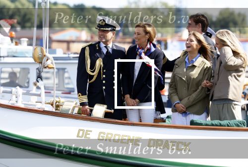Amsterdam 24 augustus 202
Prins Maurits en Prinses MarilÃ¨ne hebben drie kinderen: Anna (geboren in 2001), Lucas (geboren in 2002), en Felicia (geboren in 2005). Hun volledige achternaam is Van Lippe-Biesterfeld van Vollenhoven . Prins Maurits neemt met zijn gezin de Vlootschouw af tijdens de laatste dag van Sail. Ze varen met de Groene Draeck.