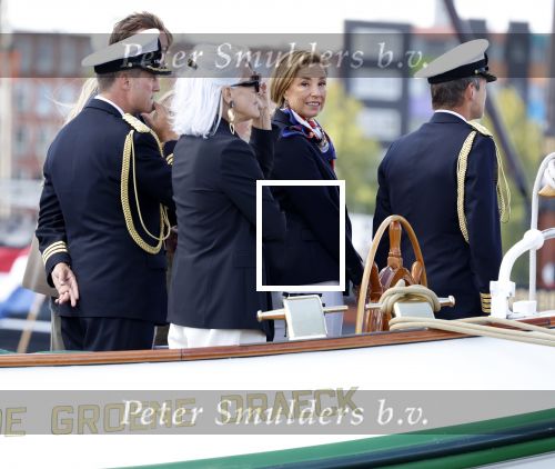Amsterdam 24 augustus 202
Prins Maurits en Prinses MarilÃ¨ne hebben drie kinderen: Anna (geboren in 2001), Lucas (geboren in 2002), en Felicia (geboren in 2005). Hun volledige achternaam is Van Lippe-Biesterfeld van Vollenhoven . Prins Maurits neemt met zijn gezin de Vlootschouw af tijdens de laatste dag van Sail. Ze varen met de Groene Draeck.