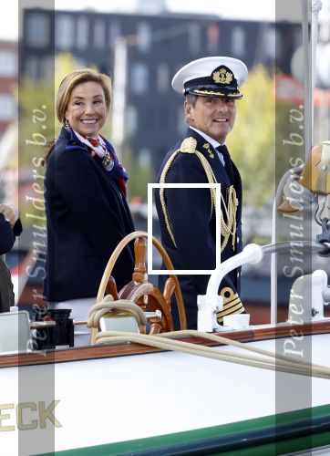 Amsterdam 24 augustus 202
Prins Maurits en Prinses MarilÃ¨ne hebben drie kinderen: Anna (geboren in 2001), Lucas (geboren in 2002), en Felicia (geboren in 2005). Hun volledige achternaam is Van Lippe-Biesterfeld van Vollenhoven . Prins Maurits neemt met zijn gezin de Vlootschouw af tijdens de laatste dag van Sail. Ze varen met de Groene Draeck.