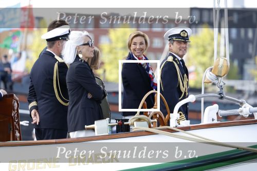 Amsterdam 24 augustus 202
Prins Maurits en Prinses MarilÃ¨ne hebben drie kinderen: Anna (geboren in 2001), Lucas (geboren in 2002), en Felicia (geboren in 2005). Hun volledige achternaam is Van Lippe-Biesterfeld van Vollenhoven . Prins Maurits neemt met zijn gezin de Vlootschouw af tijdens de laatste dag van Sail. Ze varen met de Groene Draeck.