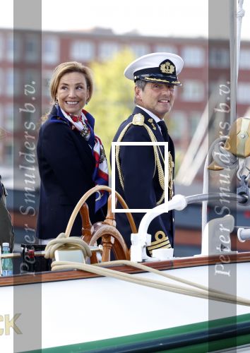 Amsterdam 24 augustus 202
Prins Maurits en Prinses MarilÃ¨ne hebben drie kinderen: Anna (geboren in 2001), Lucas (geboren in 2002), en Felicia (geboren in 2005). Hun volledige achternaam is Van Lippe-Biesterfeld van Vollenhoven . Prins Maurits neemt met zijn gezin de Vlootschouw af tijdens de laatste dag van Sail. Ze varen met de Groene Draeck.