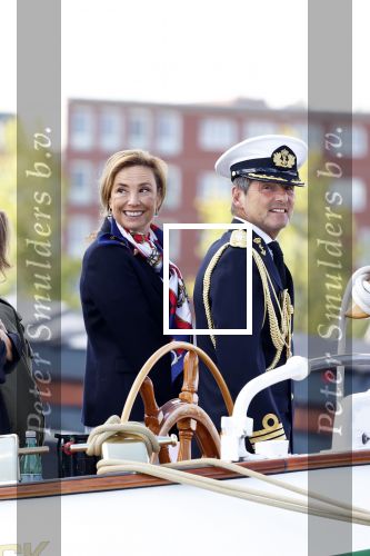 Amsterdam 24 augustus 202
Prins Maurits en Prinses MarilÃ¨ne hebben drie kinderen: Anna (geboren in 2001), Lucas (geboren in 2002), en Felicia (geboren in 2005). Hun volledige achternaam is Van Lippe-Biesterfeld van Vollenhoven . Prins Maurits neemt met zijn gezin de Vlootschouw af tijdens de laatste dag van Sail. Ze varen met de Groene Draeck.