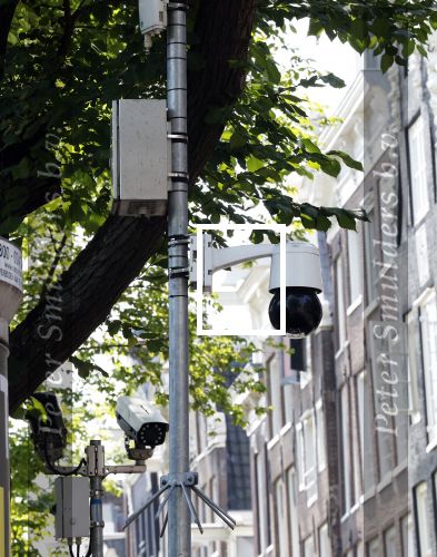 Amsterdam 14 augustus 2025
Bij het huis van prinses Amalia zijn nieuwe geavanceerde beveiligingscamera\'s opgehangen. Op de gracht hangen nog dezelfde die er al hingen