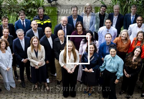 AMSTERDAM - Prinses Amalia tijdens een bezoek aan de ambtswoning van burgemeester Femke Halsema, waar zij een ontmoeting had met het gemeentebestuur van Amsterdam. Zij sprak met het college van burgemeester en wethouders en verschillende andere Amsterdammers over de ontwikkelingen in de stad. Edwin Smulders