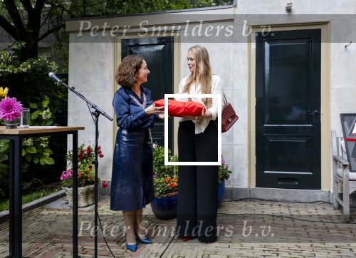 AMSTERDAM - Prinses Amalia tijdens een bezoek aan de ambtswoning van burgemeester Femke Halsema, waar zij een ontmoeting had met het gemeentebestuur van Amsterdam. Zij sprak met het college van burgemeester en wethouders en verschillende andere Amsterdammers over de ontwikkelingen in de stad. Edwin Smulders