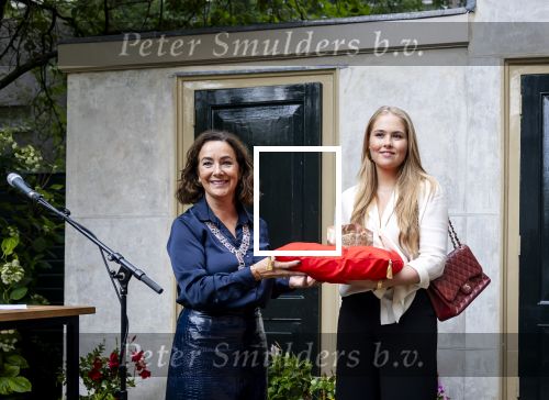 AMSTERDAM - Prinses Amalia tijdens een bezoek aan de ambtswoning van burgemeester Femke Halsema, waar zij een ontmoeting had met het gemeentebestuur van Amsterdam. Zij sprak met het college van burgemeester en wethouders en verschillende andere Amsterdammers over de ontwikkelingen in de stad. Edwin Smulders