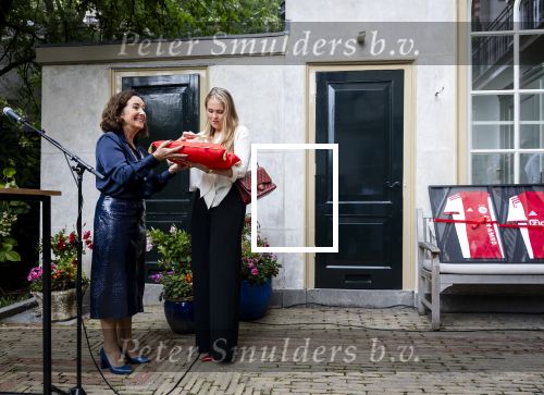 AMSTERDAM - Prinses Amalia tijdens een bezoek aan de ambtswoning van burgemeester Femke Halsema, waar zij een ontmoeting had met het gemeentebestuur van Amsterdam. Zij sprak met het college van burgemeester en wethouders en verschillende andere Amsterdammers over de ontwikkelingen in de stad. Edwin Smulders