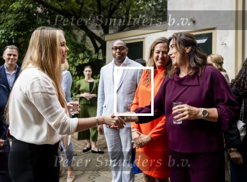 AMSTERDAM - Prinses Amalia tijdens een bezoek aan de ambtswoning van burgemeester Femke Halsema, waar zij een ontmoeting had met het gemeentebestuur van Amsterdam. Zij sprak met het college van burgemeester en wethouders en verschillende andere Amsterdammers over de ontwikkelingen in de stad. Edwin Smulders