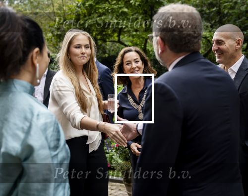 AMSTERDAM - Prinses Amalia tijdens een bezoek aan de ambtswoning van burgemeester Femke Halsema, waar zij een ontmoeting had met het gemeentebestuur van Amsterdam. Zij sprak met het college van burgemeester en wethouders en verschillende andere Amsterdammers over de ontwikkelingen in de stad. Edwin Smulders