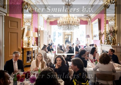 AMSTERDAM - Prinses Amalia tijdens een bezoek aan de ambtswoning van burgemeester Femke Halsema, waar zij een ontmoeting had met het gemeentebestuur van Amsterdam. Zij sprak met het college van burgemeester en wethouders en verschillende andere Amsterdammers over de ontwikkelingen in de stad. Edwin Smulders