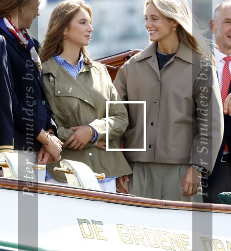 Amsterdam 24 augustus 202
Prins Maurits en Prinses MarilÃ¨ne hebben drie kinderen: Anna (geboren in 2001), Lucas (geboren in 2002), en Felicia (geboren in 2005). Hun volledige achternaam is Van Lippe-Biesterfeld van Vollenhoven . Prins Maurits neemt met zijn gezin de Vlootschouw af tijdens de laatste dag van Sail. Ze varen met de Groene Draeck.