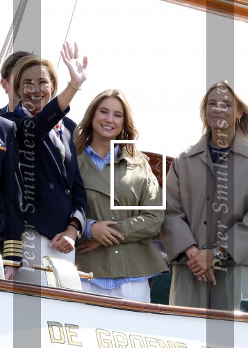 Amsterdam 24 augustus 202
Prins Maurits en Prinses MarilÃ¨ne hebben drie kinderen: Anna (geboren in 2001), Lucas (geboren in 2002), en Felicia (geboren in 2005). Hun volledige achternaam is Van Lippe-Biesterfeld van Vollenhoven . Prins Maurits neemt met zijn gezin de Vlootschouw af tijdens de laatste dag van Sail. Ze varen met de Groene Draeck.