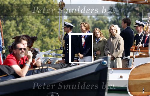 Amsterdam 24 augustus 202
Prins Maurits en Prinses MarilÃ¨ne hebben drie kinderen: Anna (geboren in 2001), Lucas (geboren in 2002), en Felicia (geboren in 2005). Hun volledige achternaam is Van Lippe-Biesterfeld van Vollenhoven . Prins Maurits neemt met zijn gezin de Vlootschouw af tijdens de laatste dag van Sail. Ze varen met de Groene Draeck.