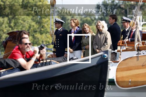 Amsterdam 24 augustus 202
Prins Maurits en Prinses MarilÃ¨ne hebben drie kinderen: Anna (geboren in 2001), Lucas (geboren in 2002), en Felicia (geboren in 2005). Hun volledige achternaam is Van Lippe-Biesterfeld van Vollenhoven . Prins Maurits neemt met zijn gezin de Vlootschouw af tijdens de laatste dag van Sail. Ze varen met de Groene Draeck.