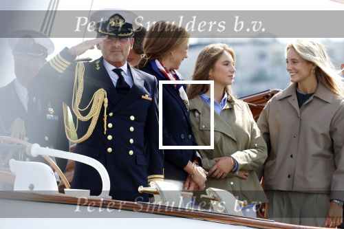 Amsterdam 24 augustus 202
Prins Maurits en Prinses MarilÃ¨ne hebben drie kinderen: Anna (geboren in 2001), Lucas (geboren in 2002), en Felicia (geboren in 2005). Hun volledige achternaam is Van Lippe-Biesterfeld van Vollenhoven . Prins Maurits neemt met zijn gezin de Vlootschouw af tijdens de laatste dag van Sail. Ze varen met de Groene Draeck.